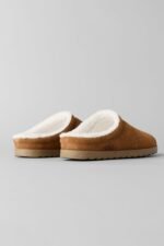 Alo Sherpa Recovery Slipper in the saddle colorway.  - Image 3